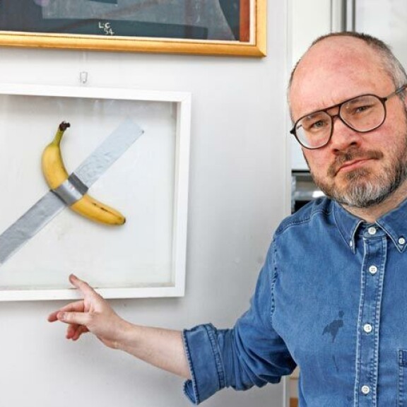 Tuomaksen aito väärennös Comedian-kohuteoksesta on asunnon keskeisellä paikalla. – Tähän, kuten myös alkuperäiseen pitää vaihtaa säännöllisesti tuore banaani. Tuomaksen aito väärennös Comedian-kohuteoksesta on asunnon keskeisellä paikalla. – Tähän, kuten myös alkuperäiseen pitää vaihtaa säännöllisesti tuore banaani.