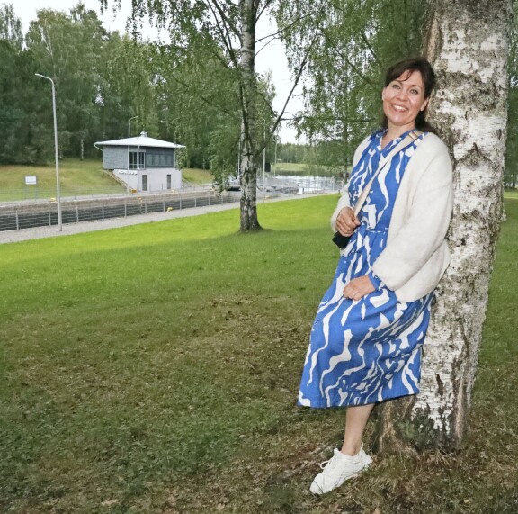 Ravintolan vieressä kulkee kolme kanavaa, joista yksi on vielä aktiivisessa käytössä. – Tässä kulkee isoja rahtilaivojakin aina välillä, Anna kertoo.