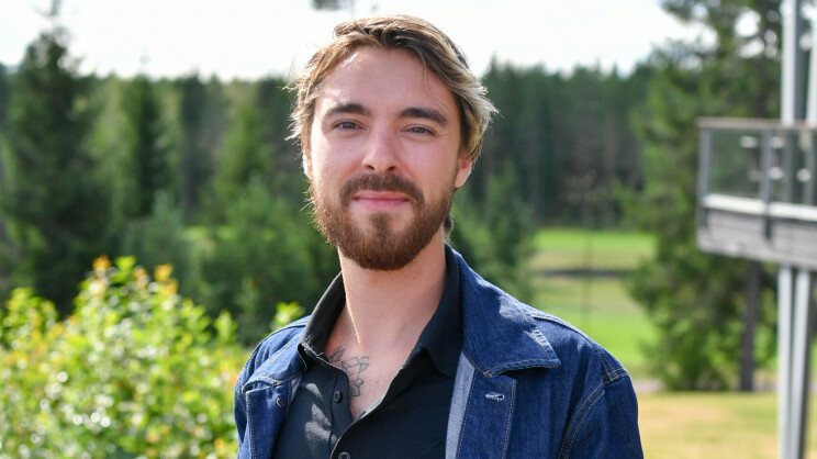 Leo Stillman terassilla Samuli Edelmannin tyttären kanssa - kuva