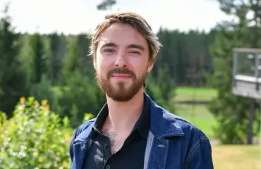 Leo Stillman terassilla Samuli Edelmannin tyttären kanssa - kuva