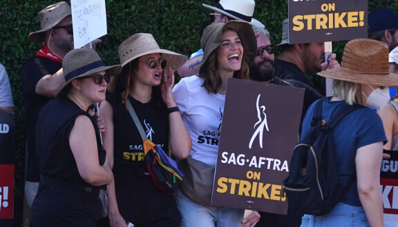 Lakkolinja Burbanksissa. Mandy Moore, Katie Lowes At The Sag Actors Strike At Disney Studios In BurbankPictured: Mandy Moore,Katie LowesRef: SPL9332424 180723 NON-EXCLUSIVEPicture by: SplashNews.com / STELLA PicturesUSA: 310-525-5808 UK: 020 8126 1009eamteam@shutterstock.comWorld Rights,