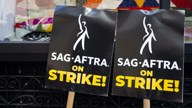 Hollywoodin lakkojen sivuvaikutus: käteispinot virtaavat studioiden rahapusseihin July 14, 2023, New York, New York, United States: SAG-AFTRA Actors union members picket the offices of Warner Brothers Discovery while on strike after the Hollywood labor organization failed to come to an agreement regarding contract negotiations with major Hollywood film studios and streaming providers. ..The entertainment industry is facing an upheaval with the advent of streaming providers, generative AI and declining movie theater attendance disrupting the industry. New York United States - ZUMAb177 20230714_zap_b177_002 Copyright: xTaidghxBarronx