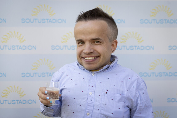 Eero on mainostanut itseään muun muassa positiivisen maailmankatsomuksen puolestapuhujana.