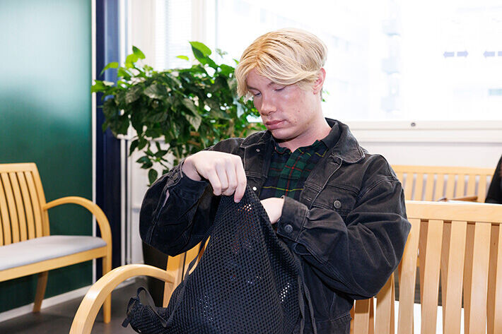 Joni Hesselgren saapui oikeuteen ilman avustajaa saati asianajajaa. joni hesselgren janne naakka oikeudenkäynti