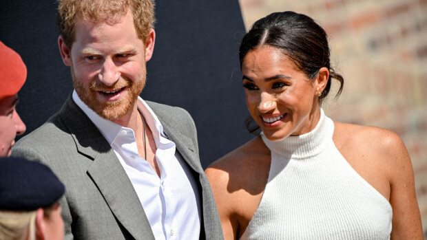 Yllätyspaluu! Prinssi Harryn ja herttuatar Meghanin sometili aktivoitui epaselect epa10163816 Britain's Prince Harry (L) and his wife Meghan (R), the Duke and Duchess of Sussex, speak with onlookers as they arrive for their visit to represent the '6th Invictus Games 2023', in Duesseldorf, Germany, 06 September 2022. The Invictus Games 2023 will take place from 09 to 16 September 2023 in Duesseldorf and are intended for military personnel and veterans who have been psychologically or physically injured in service. EPA-EFE/SASCHA STEINBACH