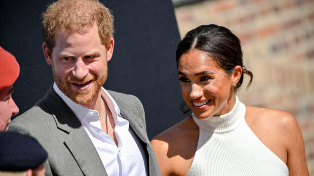 Prinssi Harry vietti kosteat synttärit Saksassa epaselect epa10163816 Britain's Prince Harry (L) and his wife Meghan (R), the Duke and Duchess of Sussex, speak with onlookers as they arrive for their visit to represent the '6th Invictus Games 2023', in Duesseldorf, Germany, 06 September 2022. The Invictus Games 2023 will take place from 09 to 16 September 2023 in Duesseldorf and are intended for military personnel and veterans who have been psychologically or physically injured in service. EPA-EFE/SASCHA STEINBACH
