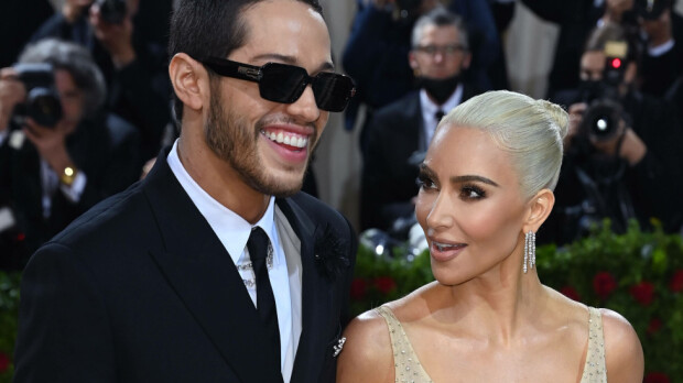 Kim Kardashian katuu suhdettaan Pete Davidsoniin – pakeni avioeroa Kanye Westistä The Met Gala Kim Kardashian and Pete Davidson arriving at The Met Gala 2022. This years theme is In America, An Anthology of Fashion. The dress code is Gilded Glamour. Held at The Metropolitan Museum of Art, New York. Credit: Doug Peters/EMPICS PUBLICATIONxNOTxINxUKxIRL Copyright: xDougxPetersx 66682001