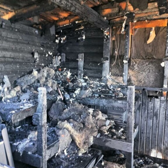 Juha hälytti heti aamulla palokunnan, ja ammattilaiset saivat palon hyvin haltuun. Jäljelle jäi lohduton näky. Sauna