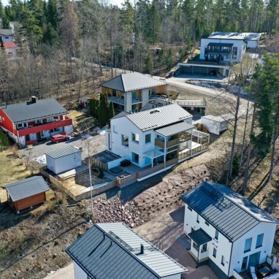 Erikan uudessa kodissa on tilava terassi, jolla kelpaa istuskella kesäiltoina. Erikan uudessa kodissa on tilava terassi, jolla kelpaa istuskella kesäiltoina.