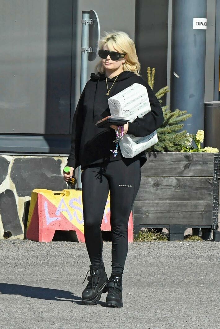 Seiskan paparazzi bongasi Erikan uudesta lähimarketistaan ostamasta muun muassa sushia. Seiskan paparazzi bongasi Erikan uudesta lähimarketistaan ostamasta muun muassa sushia.