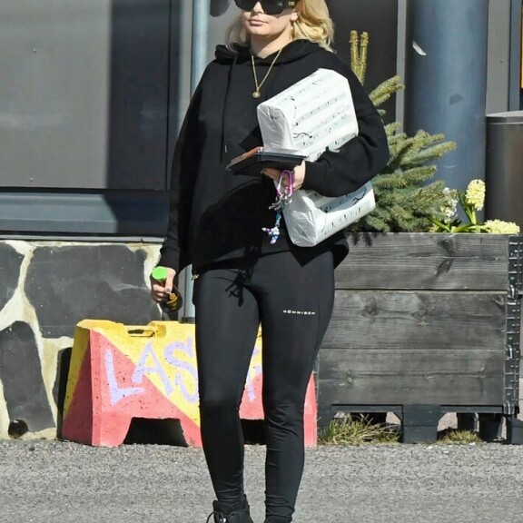 Seiskan paparazzi bongasi Erikan uudesta lähimarketistaan ostamasta muun muassa sushia. Seiskan paparazzi bongasi Erikan uudesta lähimarketistaan ostamasta muun muassa sushia.