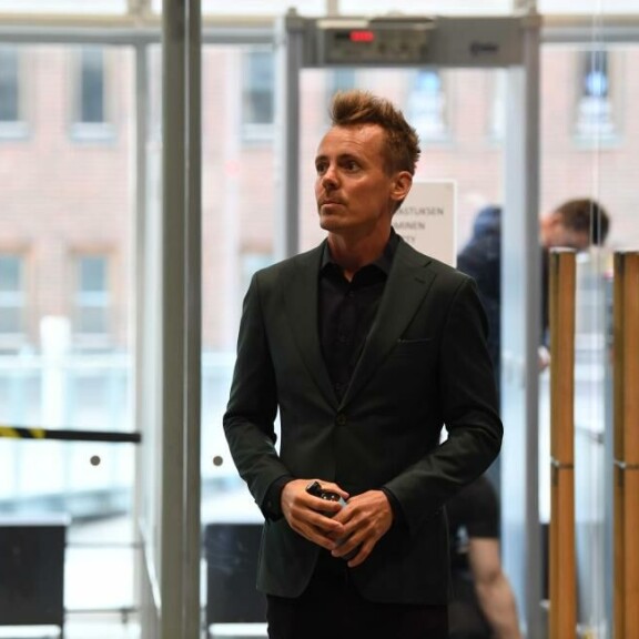 Jasper Pääkkönen saapui tiistaiaamuna käräjille juomapullo hyppysissään. Jasper
