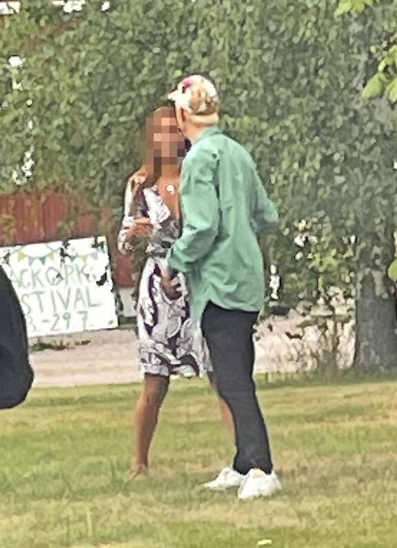 Olavi Uusivirta kaulaili kaunottaren kanssa – kuva