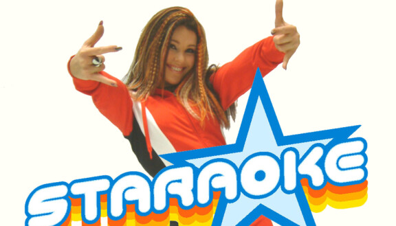 Marianne 'Kana' Alanen luotsasi lasten matkaa tähteyteen. STARAOKE-LAULUPELI . MTV3 lauantaina 2.4.2005 klo 9.30. Jo neljŠttŠ kertaa kŠydŠŠn jŠnnittŠvŠŠ ja hauskaa peliohjelmaa, jossa lapset kilpailevat laulutaidollaan. Kilpailu on kymmenosainen, joista kuusi ensimmŠistŠ osaa ovat alkukilpailuja. Alkukilpailujen kuusi parasta pŠŠsee semifinaaliin, joista kolme jatkaa finaaliin. Kilpailun voittaja palkitaan digitaalisella pianolla. Ohjelman vauhdikkaana juontajana toimii Kana (Marianna Alanen, kuvassa). Kotimainen lastenohjelma. KŠytettŠvŠksi vain MTV:tŠ koskevan aineiston yhteydessŠ