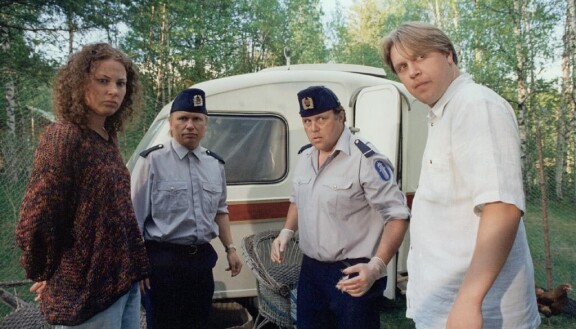 Vain muutaman huijarin tähden MAALAISKOMEDIA - VAIN MUUTAMAN HUIJARIN T€HDENTV 2 alkaen keskiviikkona 25.2.1998 klo 21.00Kukko on murhattu - kuka on syyllinen? - sitŠ pohtivat kuusniemelŠiset Suvi (Miia Nuutila, vas.) ja Matias (Jarkko Tiainen, oik.) sekŠ konstaapelit Myllyniemi (Pertti Koivula) ja Juurikkala (Asko Sahlman). Kakkosen uusi kuusiosainen Maalaiskomedia - Vain muutaman huijarin tŠhden tutustuttaa katsojansa koko joukkoon kuusniemelŠisiŠ keskiviikkoisin 25.2. klo 21.00 alkaen.TV 2 - Tiedotus/kuva: Harri HalonenKuvan kŠyttšoikeus YLEn toimintaan liittyvŠssŠ yhteydessŠ