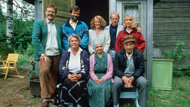 Muistatko nämä 90-luvun legendaariset tv-sarjat? Metsolat.TV2 tiistaina 7.10.2008 klo 20.00. SARJA ALKAA!Osa 1/40: Tie kotiin. Metsoloiden - kuvassa Risto (Svante Martin), Heikki (Kim Floor), Jaana (Jaana Raski), Erkki (Kari Hakala), Eeva (Kaarina Honkanen), Annikki (HelinŠ Viitanen), mummo (Hellin Auvinen-Salmi) ja Antti (Ahti Haljala) vaiheista kertovan sarjan tapahtumat sijoittuvat vuosiin 1987-1994, mutta pelkŠstŠ tv-nostalgiasta ei ole kyse - useat sarjan teemat ovat yhŠ ajankohtaisia. Kotimainen draamasarja.Kuva: Antero Tenhunen/YLE Kuvapalvelu.KŠytettŠvŠksi vain tŠmŠn ohjelman yhteydessŠ