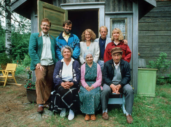 Metsolat-sarja oli 90-luvun suurimpia tv-menestyksiä. Kari Hakala ylärivissä toinen oikealta. Metsolat.TV2 tiistaina 7.10.2008 klo 20.00. SARJA ALKAA!Osa 1/40: Tie kotiin. Metsoloiden - kuvassa Risto (Svante Martin), Heikki (Kim Floor), Jaana (Jaana Raski), Erkki (Kari Hakala), Eeva (Kaarina Honkanen), Annikki (HelinŠ Viitanen), mummo (Hellin Auvinen-Salmi) ja Antti (Ahti Haljala) vaiheista kertovan sarjan tapahtumat sijoittuvat vuosiin 1987-1994, mutta pelkŠstŠ tv-nostalgiasta ei ole kyse - useat sarjan teemat ovat yhŠ ajankohtaisia. Kotimainen draamasarja.Kuva: Antero Tenhunen/YLE Kuvapalvelu.KŠytettŠvŠksi vain tŠmŠn ohjelman yhteydessŠ