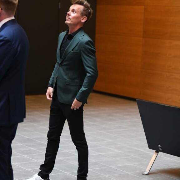 Jasper Pääkkönen oli pukeutunut käräjille vihertävään takkiin, tummiin housuihin ja valkoisiin tennareihin. Jasper Pääkkönen