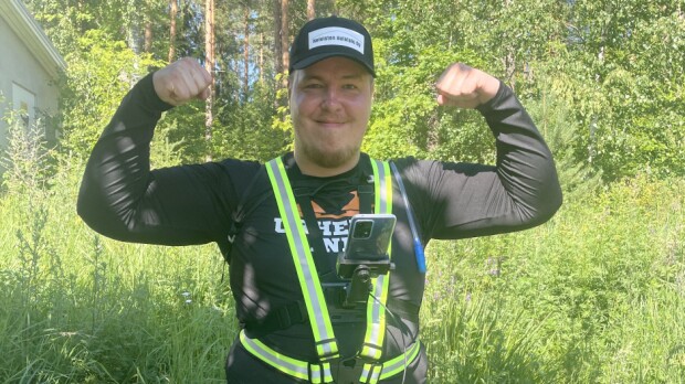 Vakavasta turmasta selvinnyt Julius kävelee Helsingistä Kuopioon: Seiska mukana TikTok-tähden matkalla!