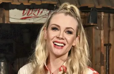 Susanna Laine esittelee uusia hampaitaan: "Tämmöset..."