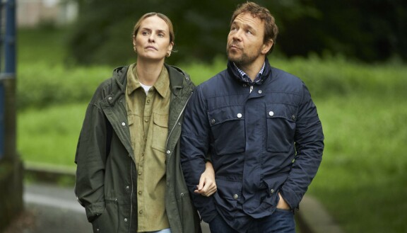 Matthew'n kumppani Alison (Leanne Best) ei pidä siitä, että perhe joutuu muuttamaan jatkuvasti Matthew'n saamien tappouhkausten takia.