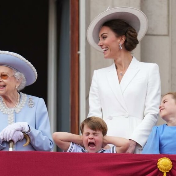 Prinssi Louis huvitti kansaa ilmeikkyydellään viime kesänä kuningatar Elisabetin platinajuhlissa seuratessaan äänekästä Trooping the Colour -paraatia. kuningatar Elisabet, prinssi louis, prinsessa catherine, prinsessa charlotte