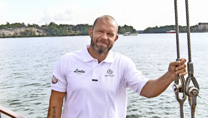 20190816, Helsinki. Atlantin yli tv-sarjan pressipurjehdus. Kuvassa Jere Karalahti. 20190816, Helsinki. Atlantin yli tv-sarjan pressipurjehdus. Kuvassa Jere Karalahti.