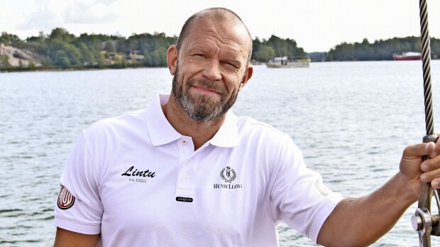Jere Karalahden outo käytös - vei liköörituotteita äidin haudalle