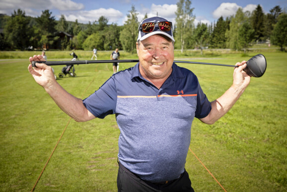 Markku Aro viihtyy kesäisin ahkerasti golfkentillä. Lihasreuma on kuitenkin jättänyt jälkensä laulajakonkariin. – Olo on jäykempi ja erilaiset taivutukset tuntuvat jäsenissä, Markku sanoo.