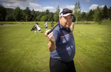 Suomalainen iskelmälegenda heilui mailojen kanssa lentokentällä – salakuva!