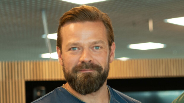 Tältä näyttää Erikoisjoukot-tähti Janne Lehtosen vaimo – kädet pepulla tyhjässä lentokoneessa 20232407. Amazing Race Suomi pressi. Erikoisjoukot/ Janne Lehtonen ja Robin Hendry. Seiska/Oona Grönqvist