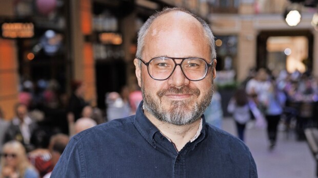 Tuomas Enbuske pröystäilee 'kesämökillään' – 'oma hovimestari ja puutarhuri'