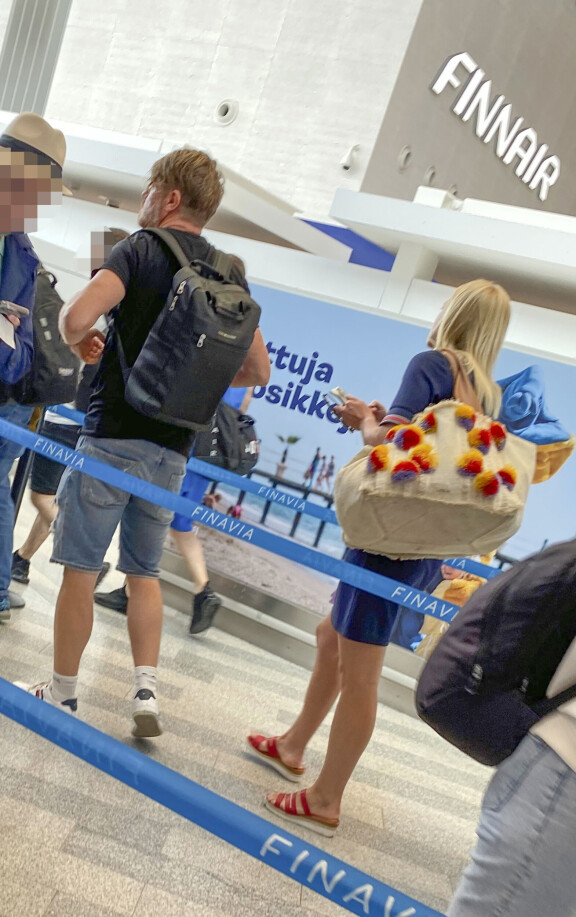 Elina Valtonen ja Jussi Heikelä eksyivät tavisten jonoon – ulkoministeri joutui tarkkaan syyniin lentoasemalla