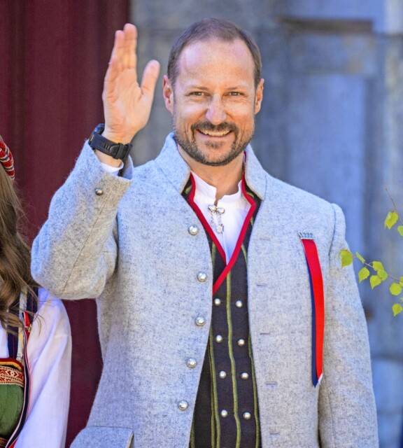 Haakon tuuraa kuningasta valtaistuimella jälleen loppuviikon. Hän tosin on jo peruuttanut omiakin menojaan myrskyn vuoksi.