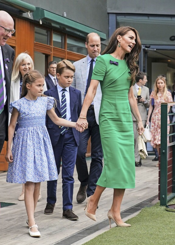 Prinsessa Catherine katseli kilpaurheilua kesäisessä asussa.
