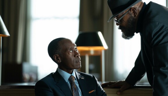 Secret Invasionissa nähty James Rhodey (Don Cheadle) ei ollut oikeasti Rhodey, vaan muotoaan muuttava skrulli. Oikealla sarjan päähenkilö Nick Fury (Samuel L. Jackson).