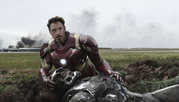 Oikea James Rhodey on ollut vangittuna elokuvasta Captain America: Civil War (2016) lähtien. Kuvassa myös Iron Man/ Tony Stark (Robert Downey Jr.).