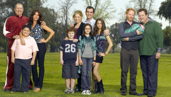 Moderni perhe-tähdet sarjan ensimmäisellä kaudella. Ed O'Neill, Rico Rodriguez, Sofia Vergara, Nolan Gould, Julie Bowen, Ariel Winter, Ty Burrell, Sarah Hyland, Jesse Tyler Ferguson ja Eric Stonstreet.