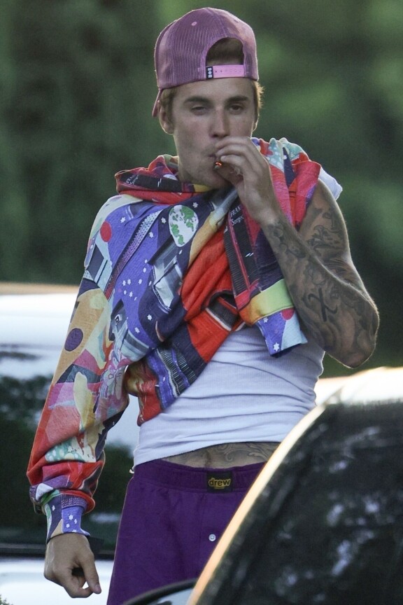 Justin Bieber herätti huomiota tupruttelemalla parkkipaikalla.