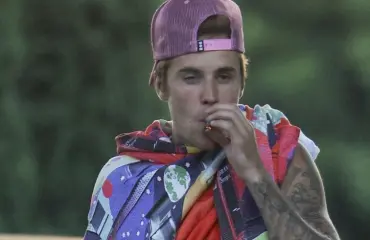 Paparazzikuvat! Justin Bieber pössyttelee jatkuvasti julkisilla paikoilla