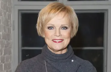 Katri Helenalta poikkeuksellinen ulostulo: "Nostan käden pystyyn virheen merkiksi"