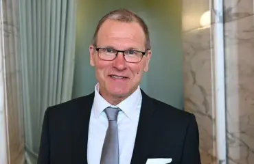 Remontti-Reiska vaihtoi työmaahaalarit pukuun – tältä takavuosien tv-kasvo Jorma Piisinen näyttä nyt 