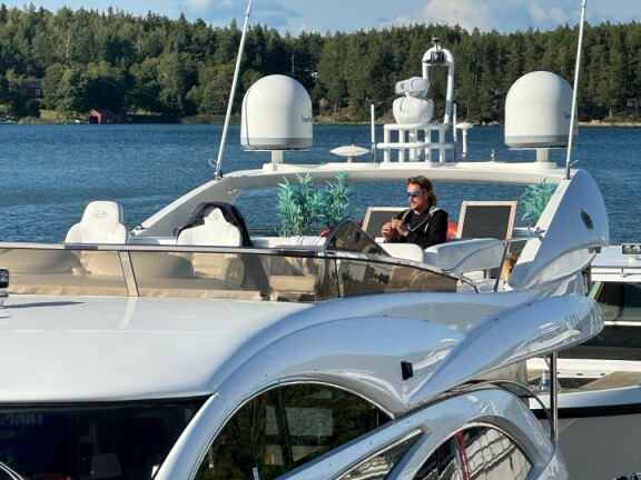 Teemu nautti veneen tarjoamista puitteista tyytyväisenä.