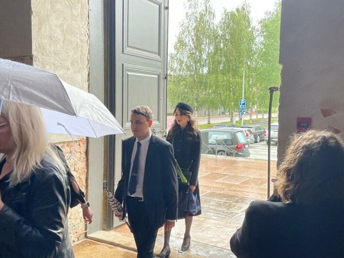 Miki Liukkosen hautajaiset alkavat – Rita Behm saapui kirkkoon