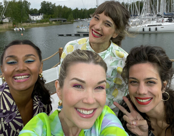 Susani Mahaduran ja Tuija Pehkosen vieraina oli Manuela Boscon lisäksi toimittaja Aino Huilaja.