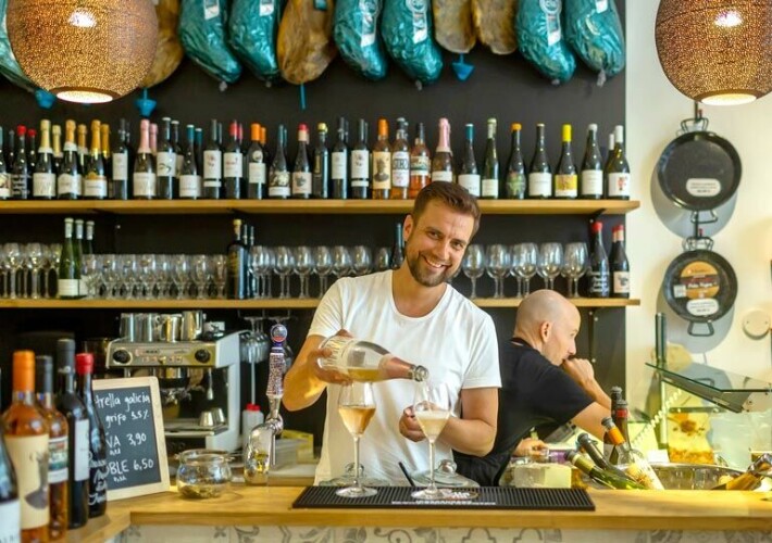 Antti ja hänen ystävänsä Jaime Ysern avasivat toukokuussa 2021 La Taperia -tapas- ja viiniravintolan aivan Helsingin ytimeen vilkaalle Uudenmaankadulle. Antti ja Jaime avasivat toukokuussa La Taperia -tapas- ja viiniravintolan aivan Helsingin ytimeen vilkaalle Uudenmaankadulle.