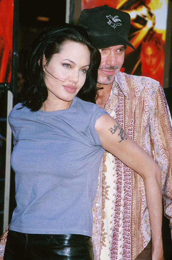 Angelina oli naimisissa Billy Bob Throntonin kanssa vuosina 2000-2003. Kaunotar ikuisti suhteensa tatuoinnilla olkapäähänsä, joka on onneksi sittemmin saatu poistettua.