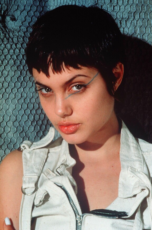 Pyöreäposkinen Angelina rokkasi lyhyttä hiustyyliä vuoden 1995 elokuvassa Hackers, jossa kaunotar myös tapasi ensimmäisen aviomiehensä.