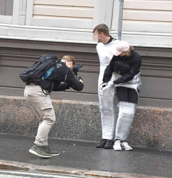 Kameramies otti videolle oudon performanssin.