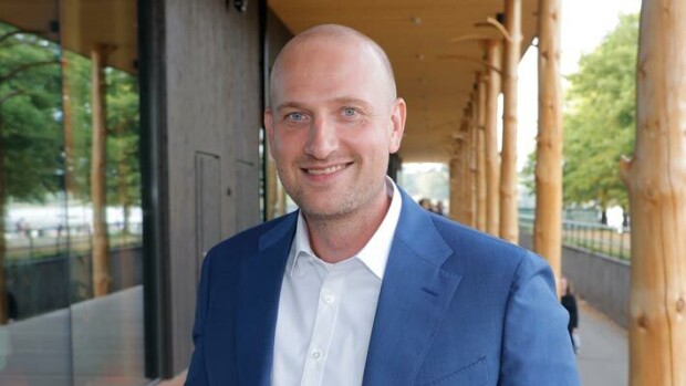 Näin bisnesmies Max Seeckistä tuli menestyskirjailija – ”En oikein viihtynyt konsulttihommissa” Max Seeck